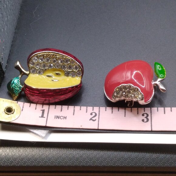 2 Red Enamel & Rhinestone Apple Brooches signed BEST - Picture 5 of 5